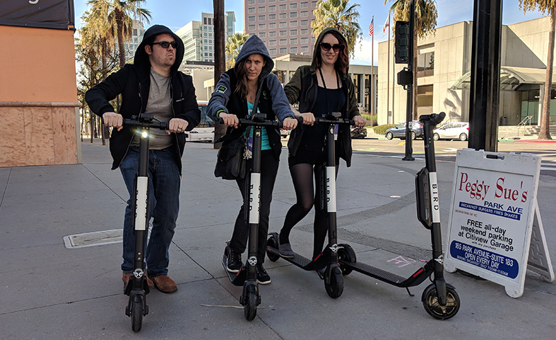 Ian Tornay, Victoria Wojcik, e RuthAnne Berry del team di Dauntless discutono sui benefici del fondare uno Scooter club ufficiale di Phoenix Labs